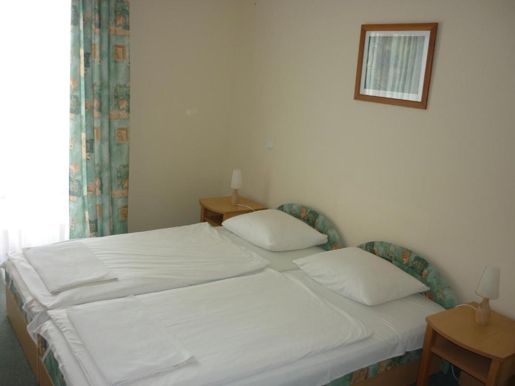 Hotel Holiday Siófok Esterno foto