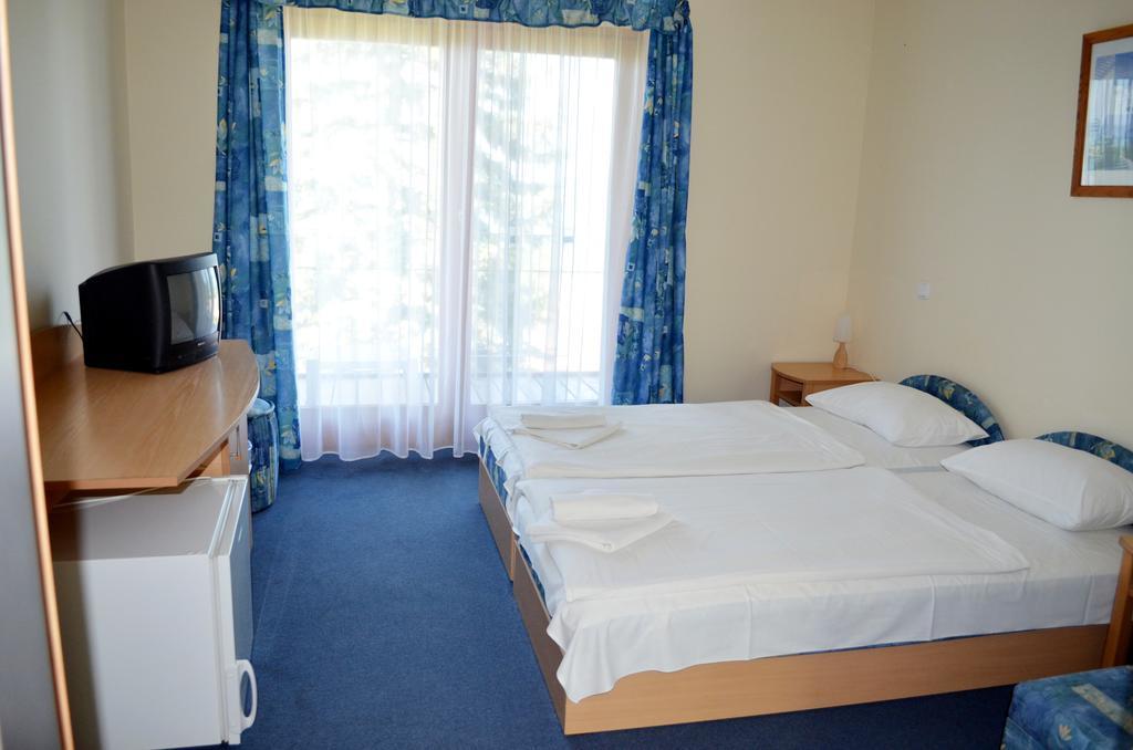 Hotel Holiday Siófok Esterno foto