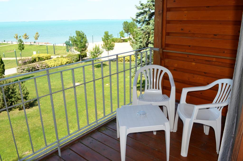Hotel Holiday Siófok Esterno foto