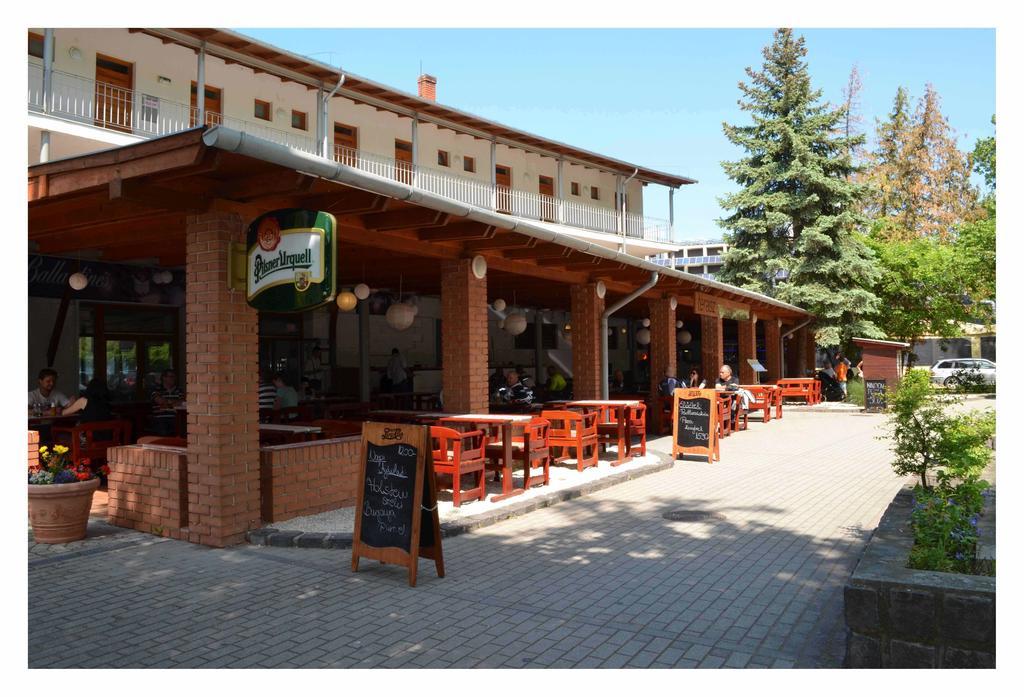 Hotel Holiday Siófok Esterno foto