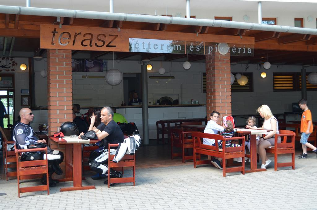 Hotel Holiday Siófok Esterno foto