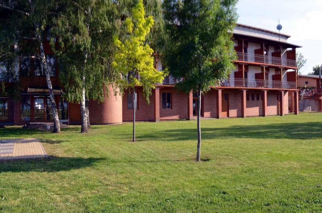 Hotel Holiday Siófok Esterno foto