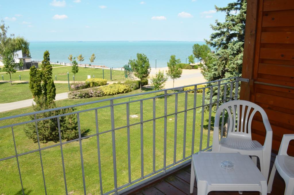 Hotel Holiday Siófok Esterno foto